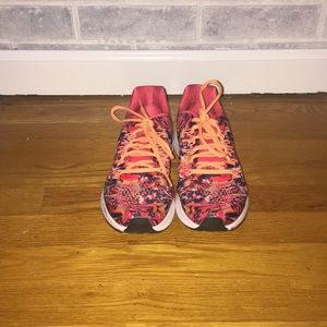 Women’s Nike tennis shoes